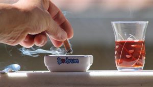 Sigarayı Çayla Birlikte İçmek Kanser Riskini Katlıyor!